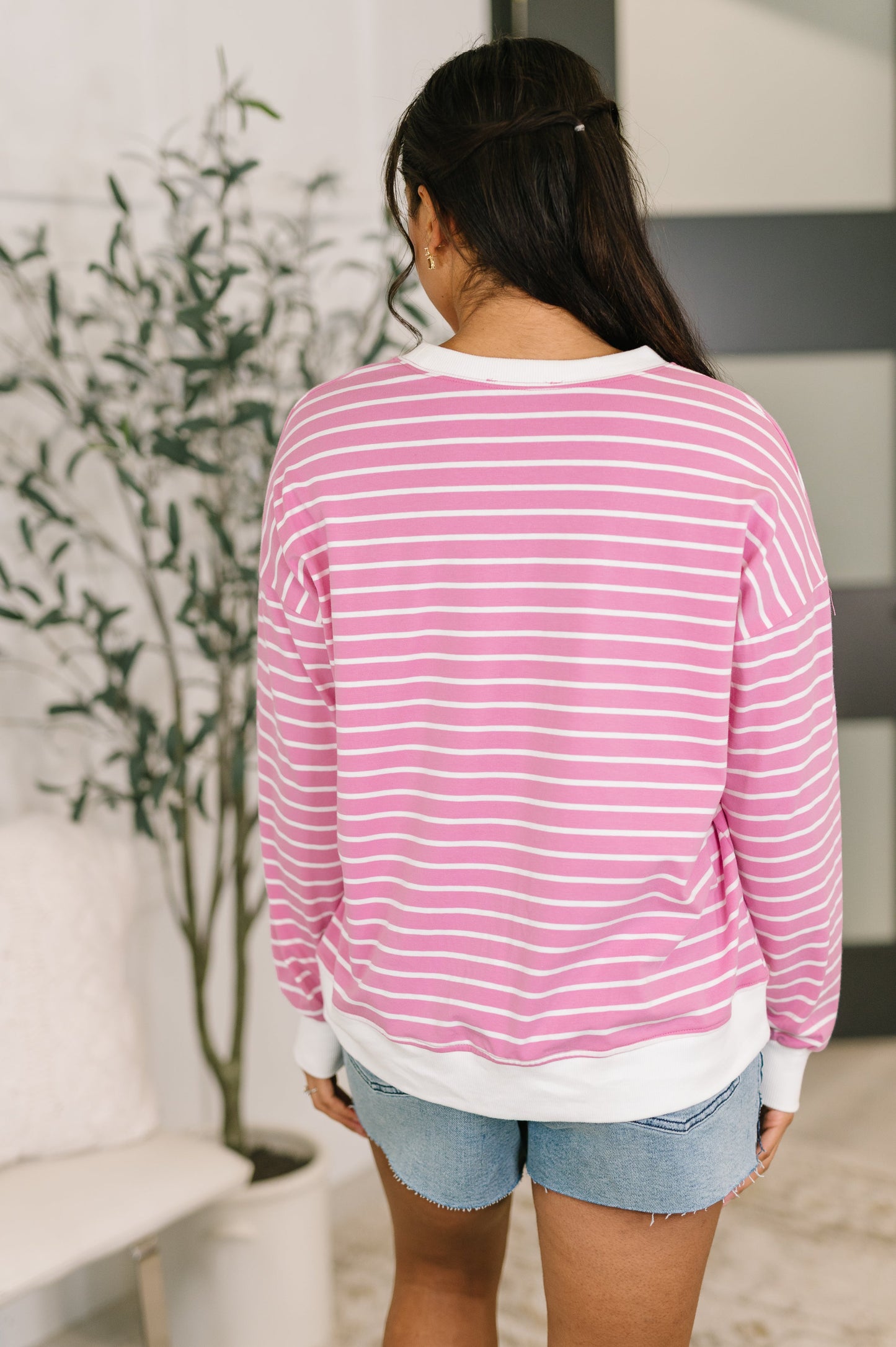 Contrast V Detail Knit Pullover in Candy Pink
