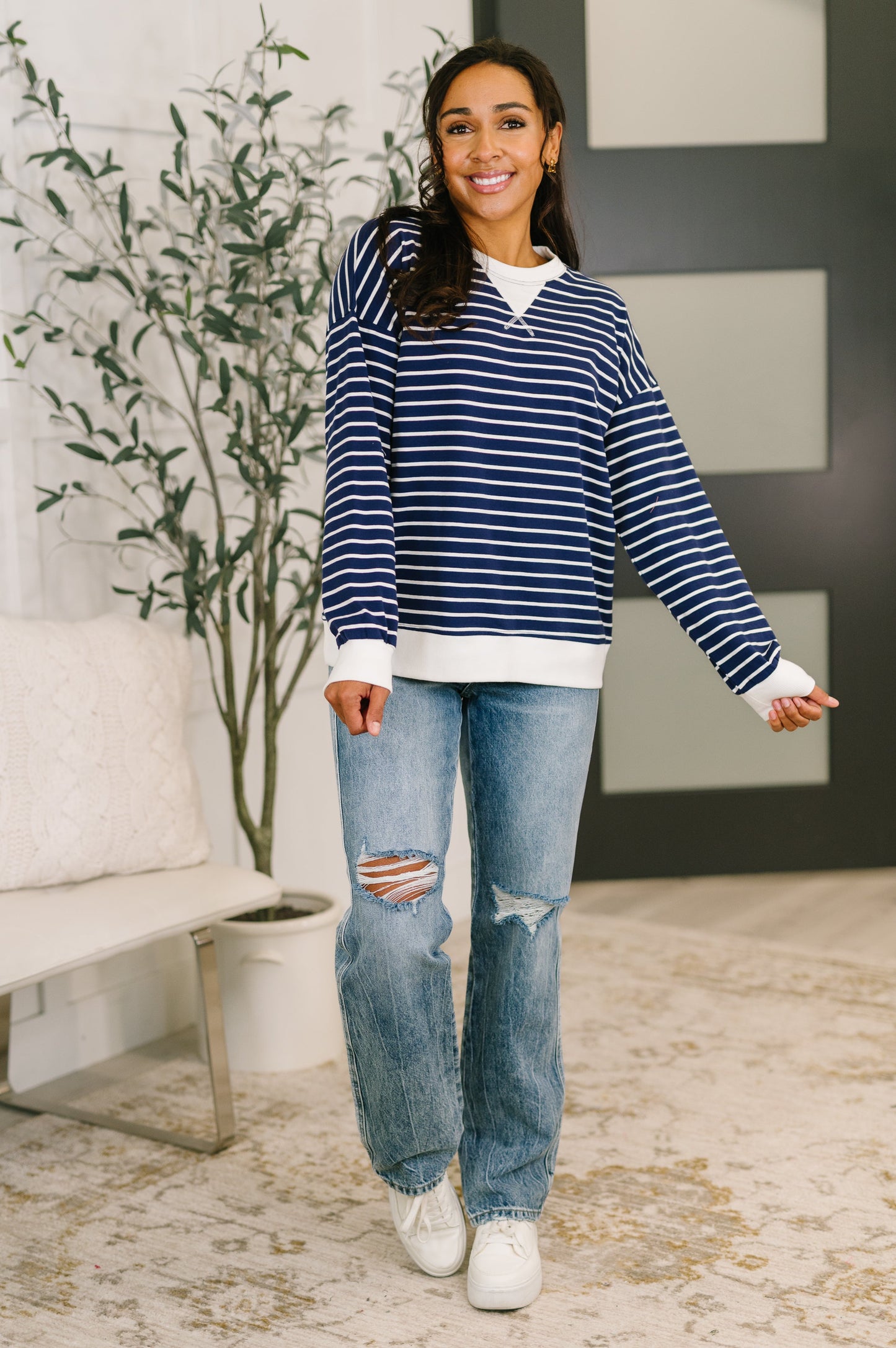 Contrast V Detail Knit Pullover in Navy