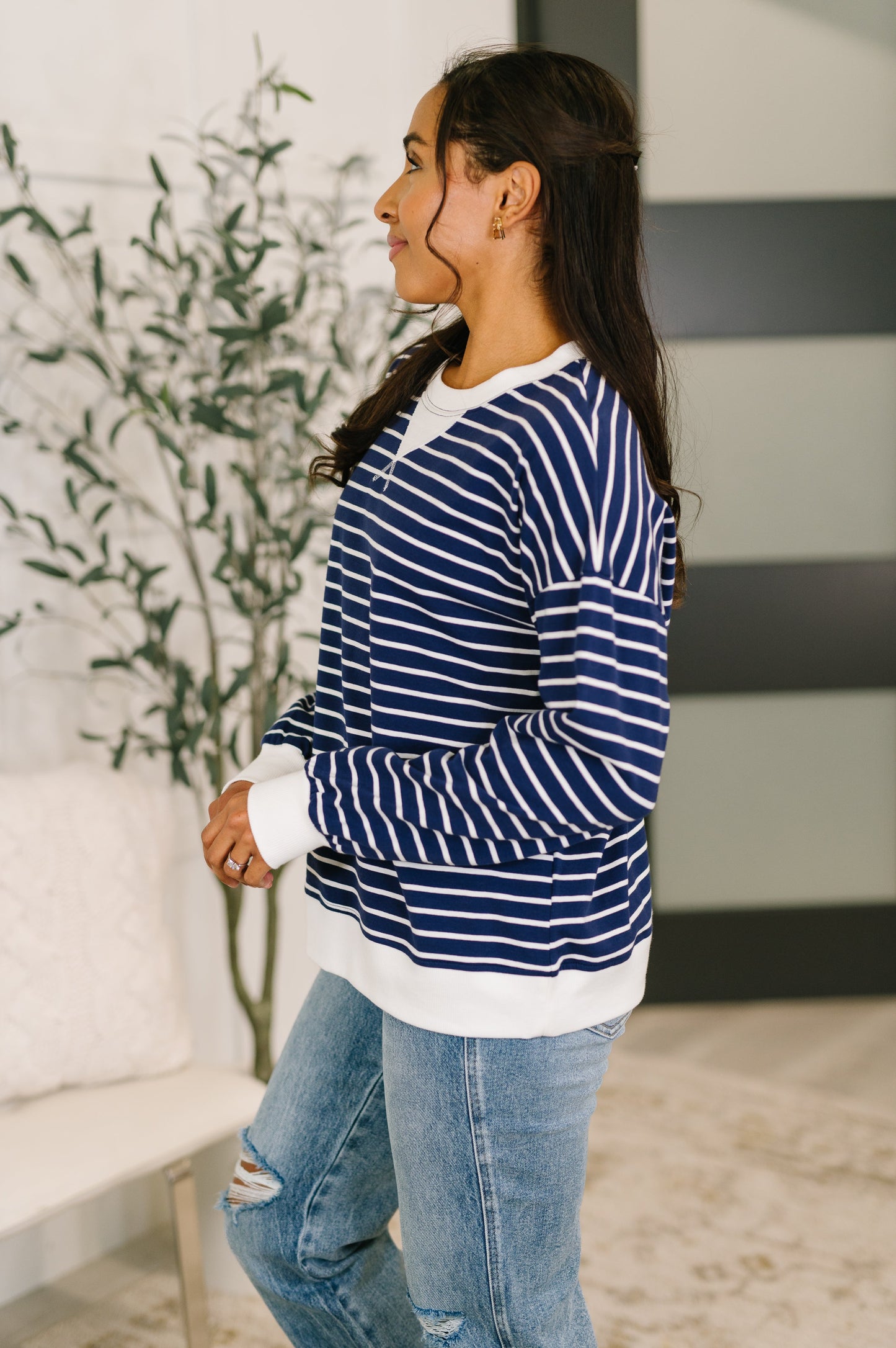 Contrast V Detail Knit Pullover in Navy