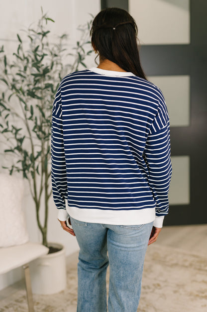 Contrast V Detail Knit Pullover in Navy