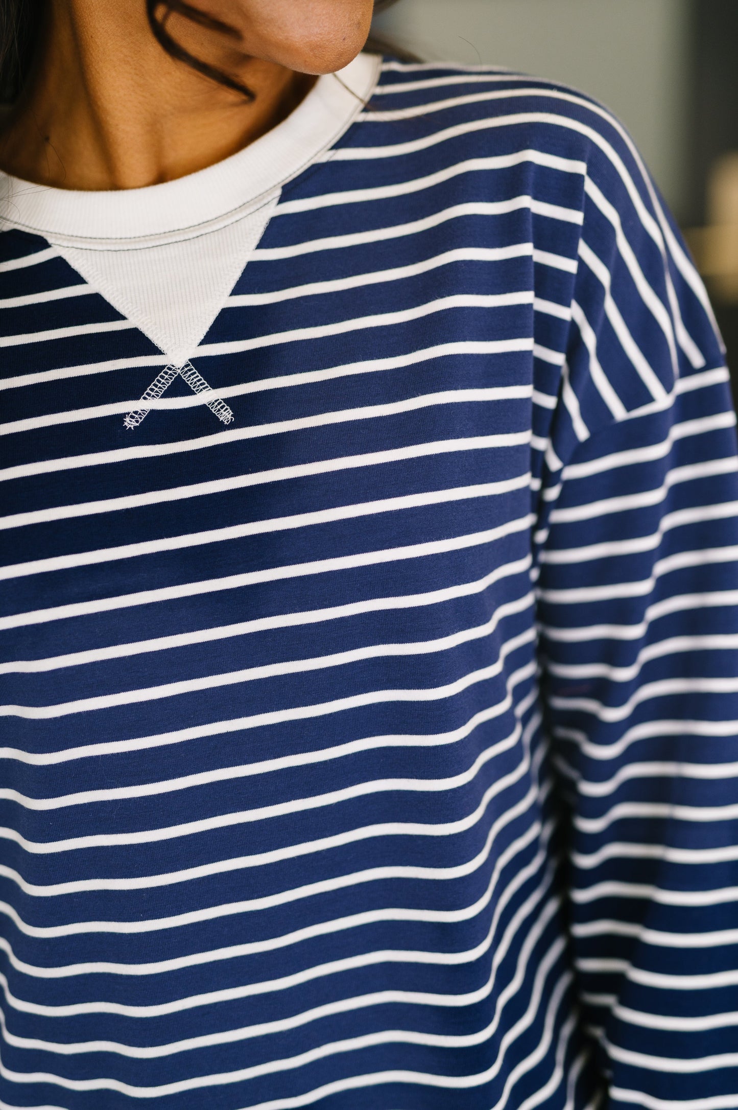 Contrast V Detail Knit Pullover in Navy