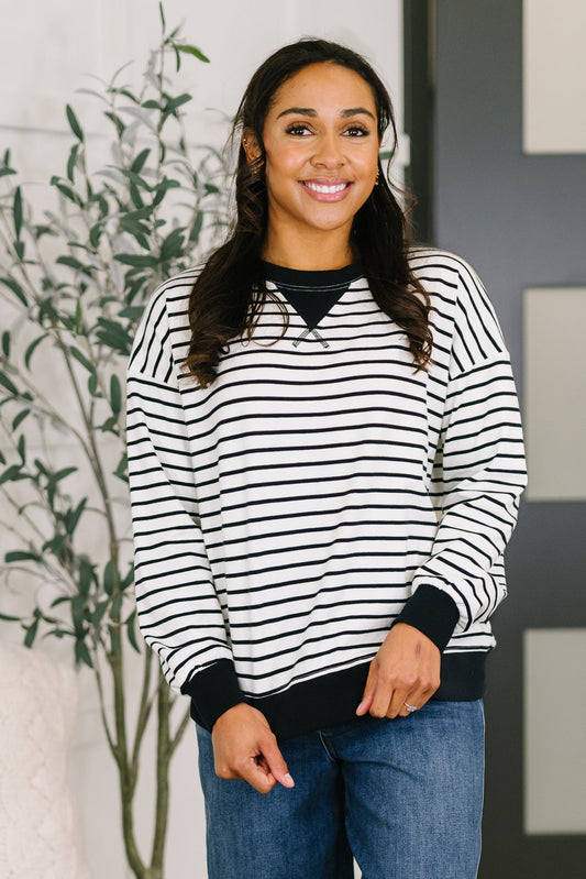 Contrast V Detail Knit Pullover in White and Black