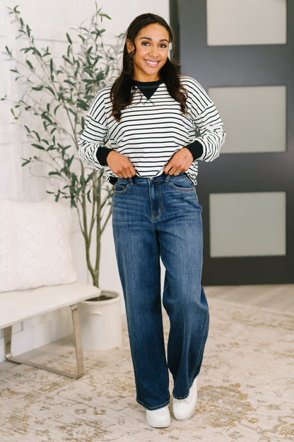 Contrast V Detail Knit Pullover in White and Black