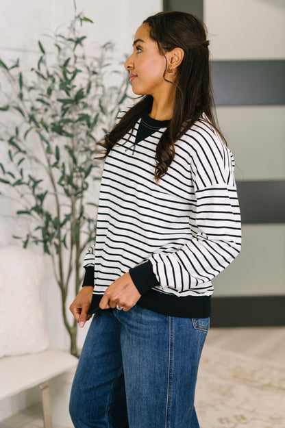 Contrast V Detail Knit Pullover in White and Black