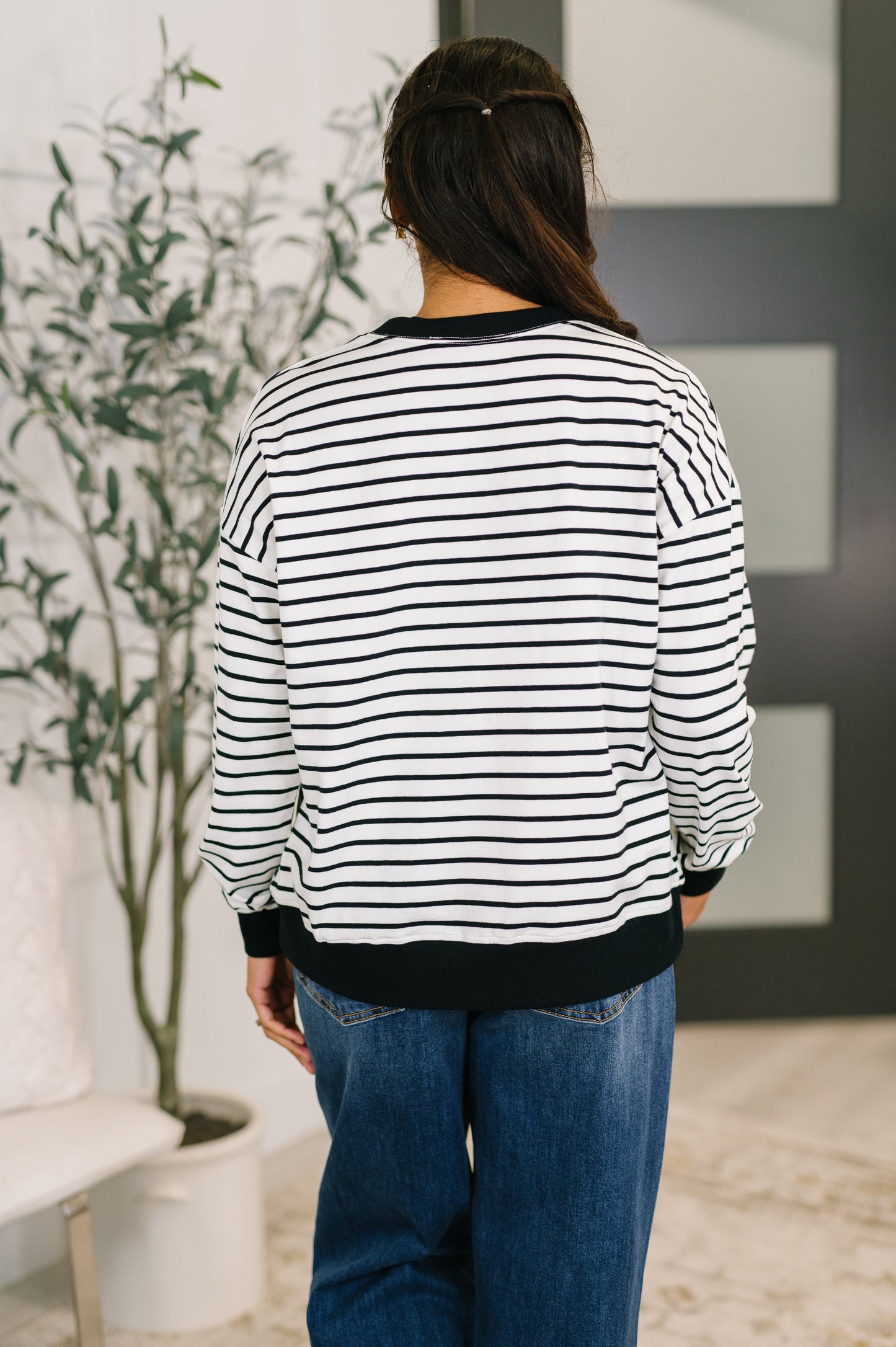 Contrast V Detail Knit Pullover in White and Black