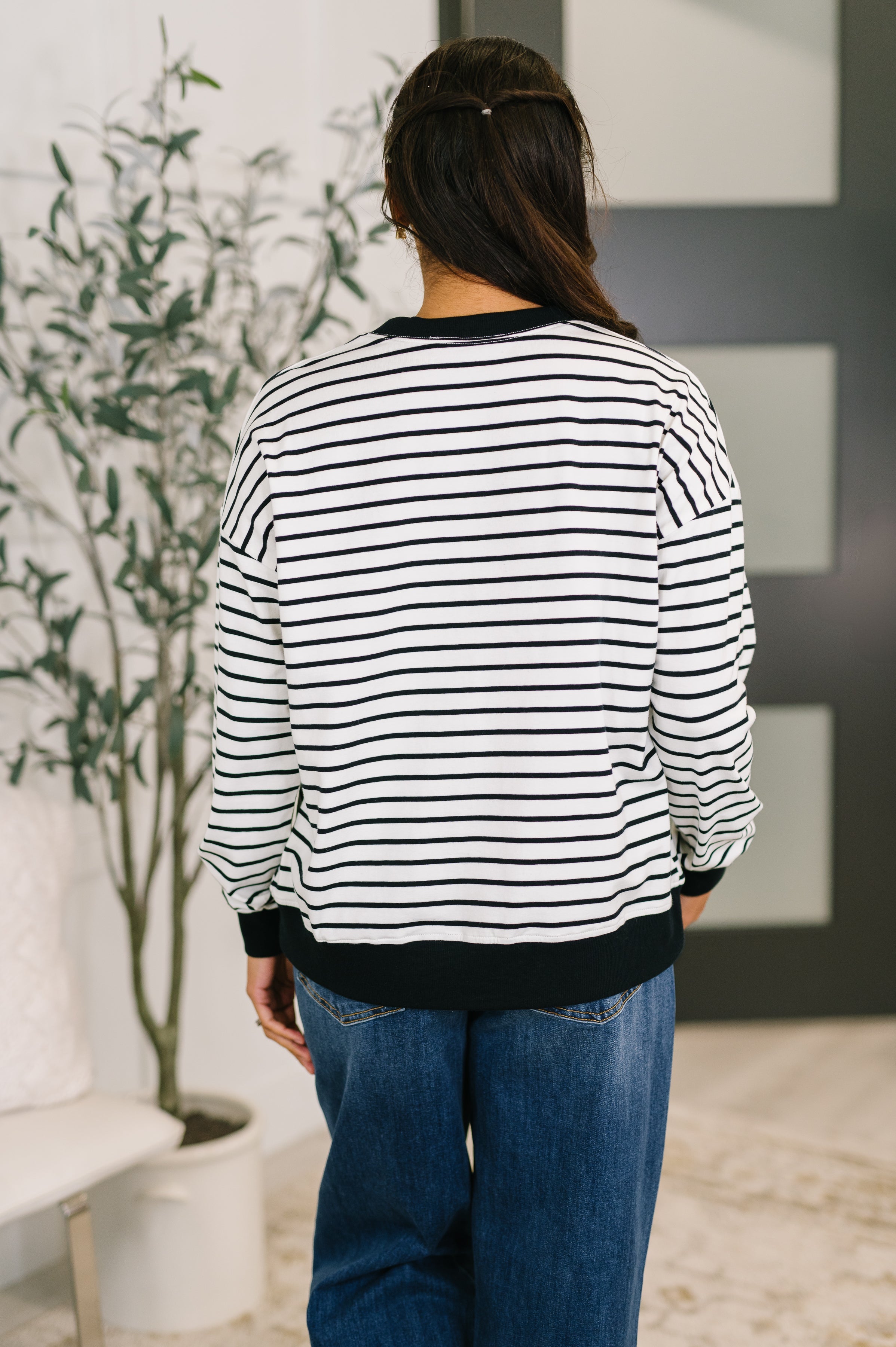 Contrast V Detail Knit Pullover in White and Black