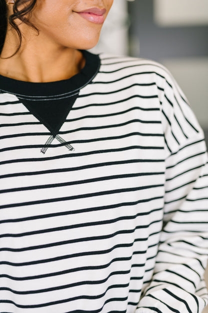Contrast V Detail Knit Pullover in White and Black